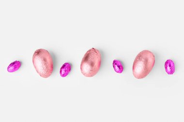 Beyaz arka planda tatlı çikolata yumurtaları