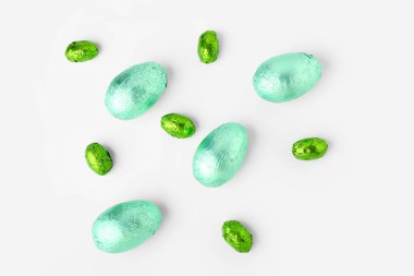 Beyaz arka planda tatlı çikolata yumurtaları