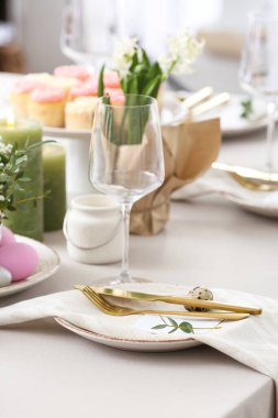 Paskalya kutlaması için güzel bir masa.