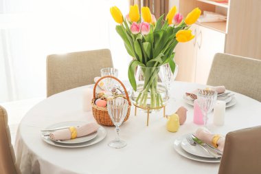 Paskalya kutlaması için güzel bir masa.