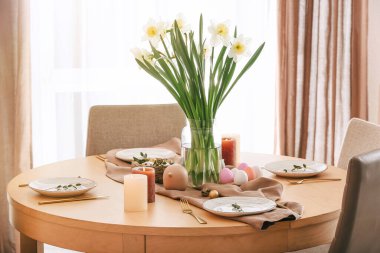 Paskalya kutlaması için güzel bir masa.