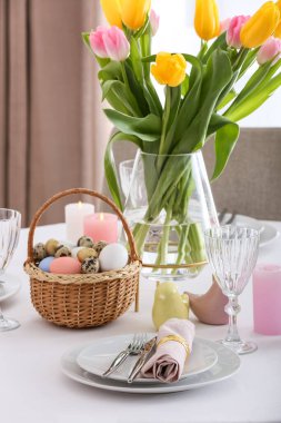 Paskalya kutlaması için güzel bir masa.
