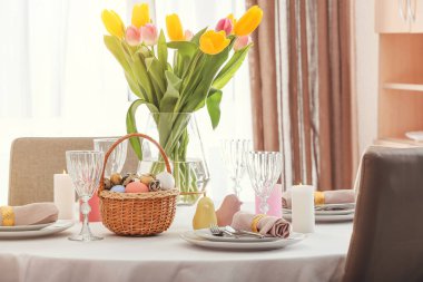 Paskalya kutlaması için güzel bir masa.