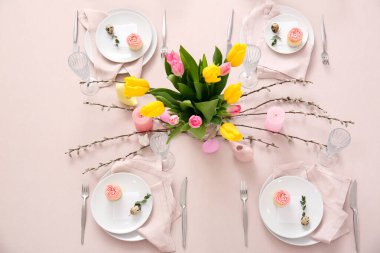 Paskalya kutlaması için güzel bir masa.