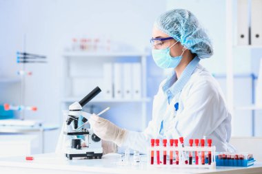 Laboratuvarda COVID-19 'a karşı aşı geliştiren bilim adamı