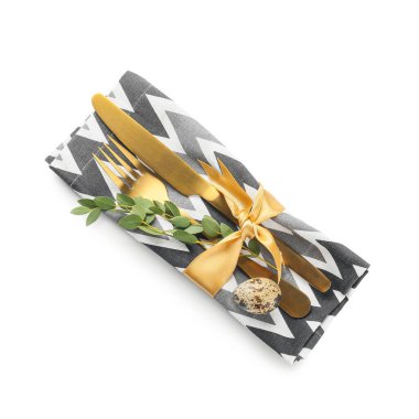 Beyaz arka planda Paskalya kutlaması için güzel bir masa.