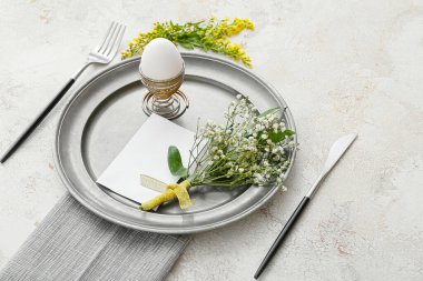 Gri arka planda Paskalya kutlaması için güzel bir masa.