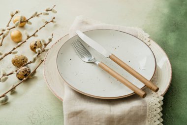 Renkli arka planda Paskalya kutlaması için güzel masa ayarları