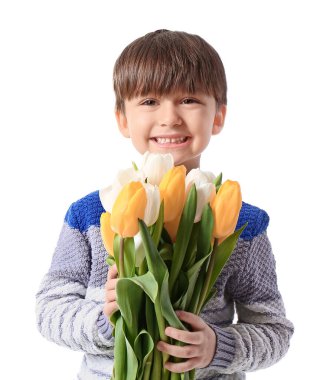 Beyaz arka planda bahar çiçekleri olan sevimli küçük bir çocuk.