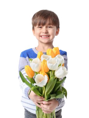 Beyaz arka planda bahar çiçekleri olan sevimli küçük bir çocuk.