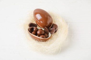 Beyaz ahşap arka planda çikolatalı Paskalya yumurtaları.