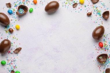 Hafif arkaplanda çikolatalı Paskalya yumurtaları