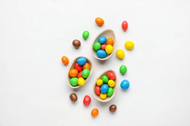 Beyaz arka planda çikolatalı paskalya yumurtaları