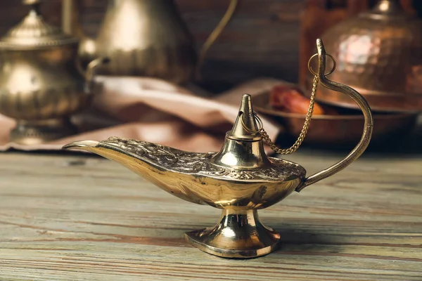 Aladdin Kívánságok Lámpája Asztalon — Stock Fotó