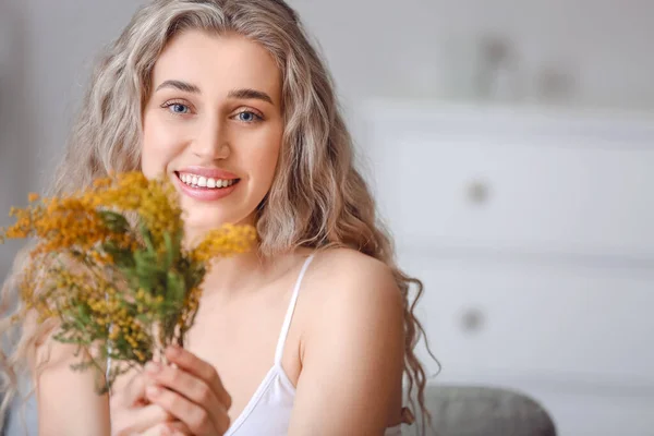 Vacker Ung Kvinna Med Blommor Hemma — Stockfoto
