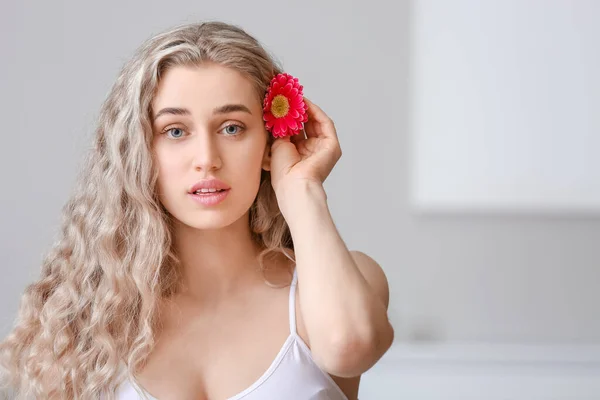 Vacker Ung Kvinna Med Blomma Hemma — Stockfoto