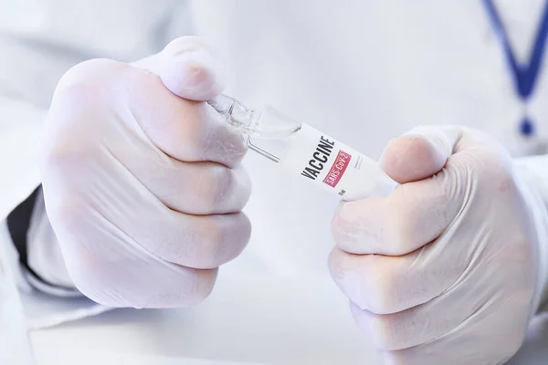 Videnskabsmand Med Vaccine Mod Covid Laboratorium Closeup - Stock-foto