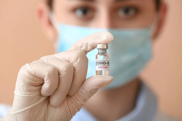 Dokter Dengan Vaksin Melawan Covid Dengan Latar Belakang Warna Coseup — Stok Foto