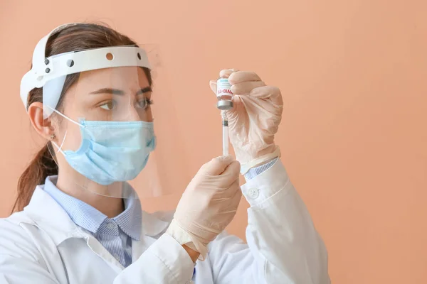 Dokter Dengan Vaksin Melawan Covid Dengan Latar Belakang Warna — Stok Foto
