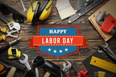 Ahşap arka planda bir takım araçlar. İşçi Bayramı kutlamaları