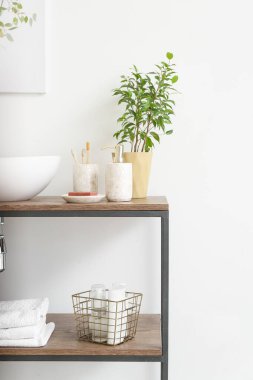 Hafif banyo, kozmetik malzemeler ve havlular.
