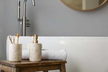 Modern banyonun içinde sabun ve diş fırçaları masanın üzerinde.