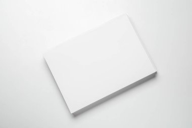Beyaz arkaplanda boş dergi