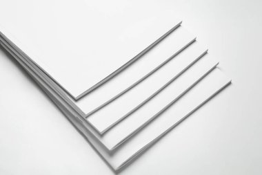 Beyaz arkaplanda boş dergiler