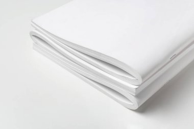 Beyaz arkaplanda boş dergi yığını