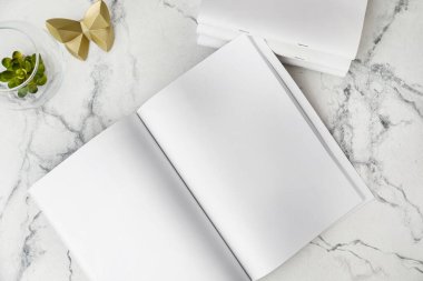 Açık arkaplanda boş bir şarjör aç