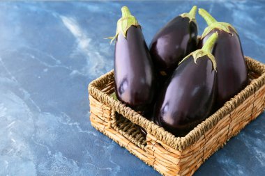 Renkli arka planda taze patlıcanlarla dolu bir etiket kutusu