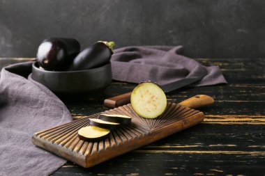 Ahşap zemin üzerinde dilimlenmiş patlıcan olan tahta