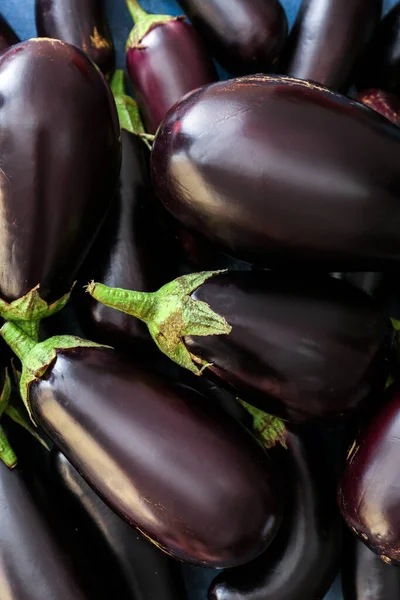 Oogsten Van Verse Aubergines Close — Stockfoto