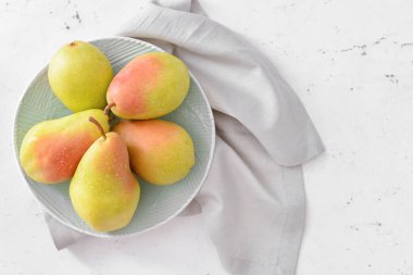 Açık armutlu taze armut tabağı