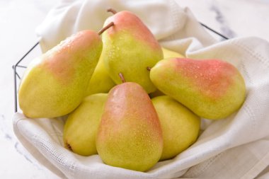 Taze taze armutlar ışık zemininde