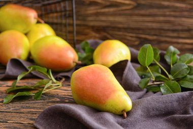 Ahşap zemin üzerinde taze armutlar olan kompozisyon