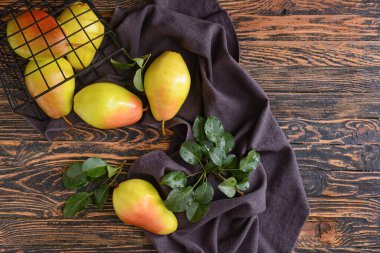 Ahşap zemin üzerinde taze armutlar olan kompozisyon