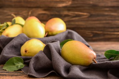 Tahta zeminde taze armutlar