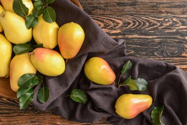 Tahta zeminde taze armutlar