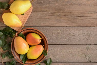 Ahşap zemin üzerinde taze armutlar olan kompozisyon