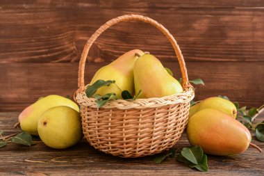 Ahşap zemin üzerinde taze armutlar olan kompozisyon