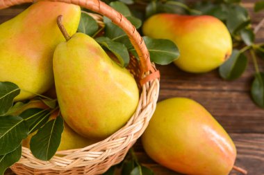 Ahşap zemin üzerinde taze armutlar olan kompozisyon