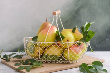 Masada taze armut dolu sepet.