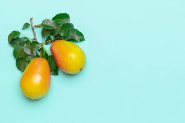 Renginde taze armutlar