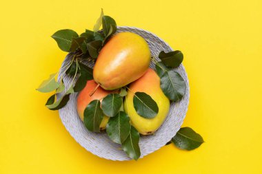 Renkli armutlu taze armut kompozisyonu