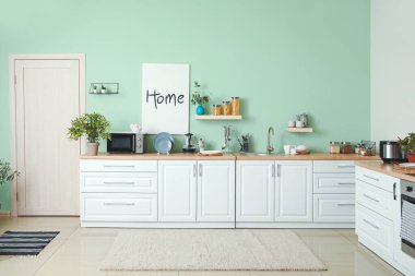 Modern mutfağın iç mimarisi.