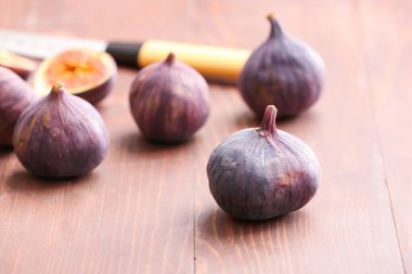 Tahta arka planda taze incir