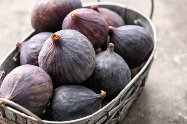 Arka planda taze incir dolu sepet.