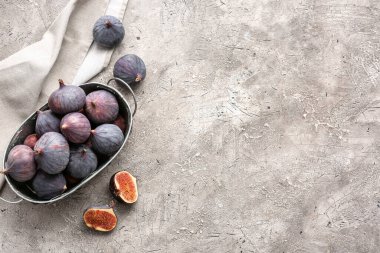 Arka planda taze incir dolu sepet.