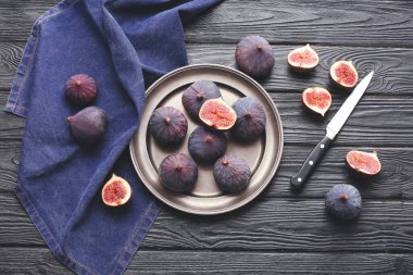 Ahşap zemin üzerinde taze incir olan kompozisyon